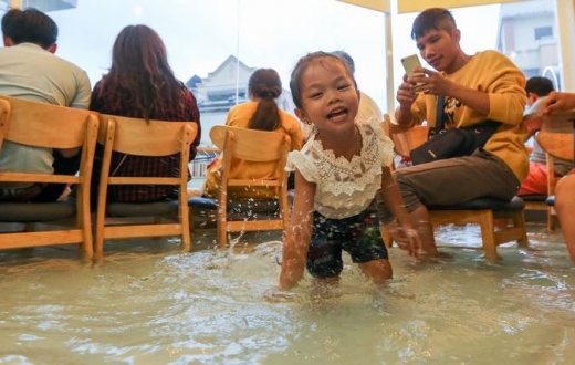 아이 손님이 신나게 물장구를 치고 있다.