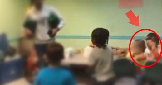 형은 탁아소 교실 창문너머로 눈물을 훔치고 있는 동생을 발견했다.