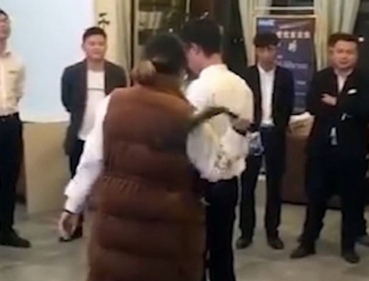 서 있는 남성을 향해 벨트를 든 관리자.