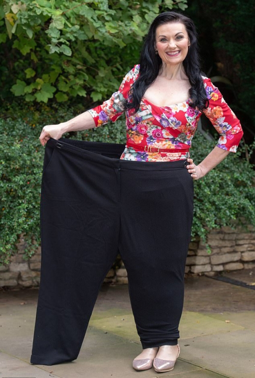 과거 자신이 입었던 바지로 체중 감량의 격차를 보여주고 있다.