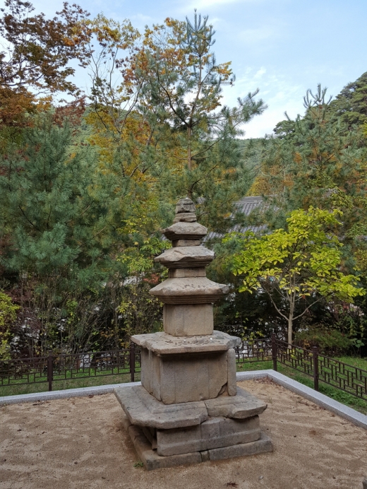 의성 고운사의 삼층석탑은 통일신라시대에 만들어진 석탑으로 현존하고 있다