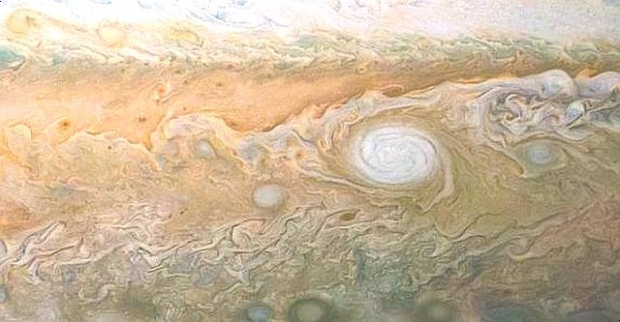 2018년 9월 6일 주노 탐사선이 찍은 목성 대기의 사진은 고기압권 폭풍을 보여준다. (출처 : Kevin M. Gill / NASA / JPL-Caltech / SwRI / MSSS