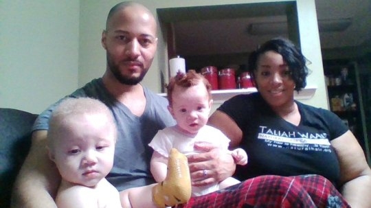 흑인 부모와 흑인 쌍둥이 놀란-서배너 가족