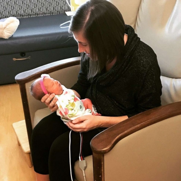 딸을 안아든 하노버.