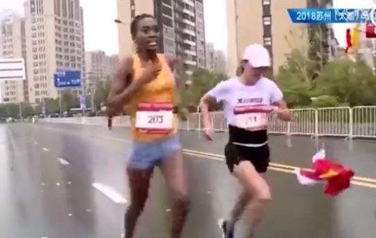 손에서 국기를 떨어뜨린 허 선수가 격차를 좁히기 위해 다시 달려보지만 우승을 내주고 말았다.