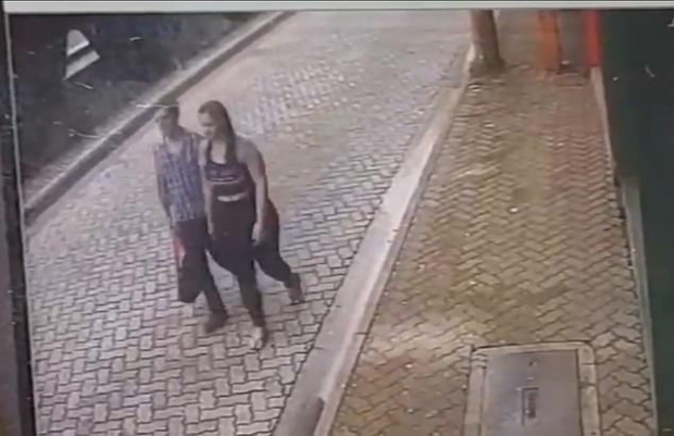 나란히 길을 걷고 있는 두 사람, 이때까지만 해도 그들에게 일어날 일을 예상하지 못했다.