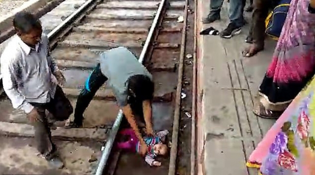 한 승객이 아이를 빼내고 있다.