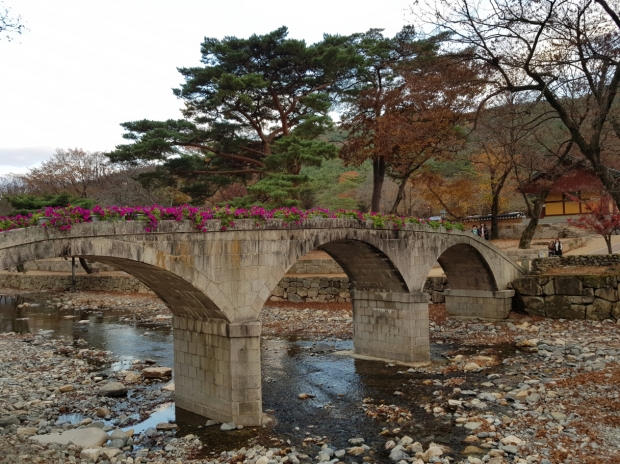 통도사 앞 계곡에 위치한 구름다리. 통도사의 늦가을 풍광은 경남권의 대표적인 경치로 손 꼽힌다