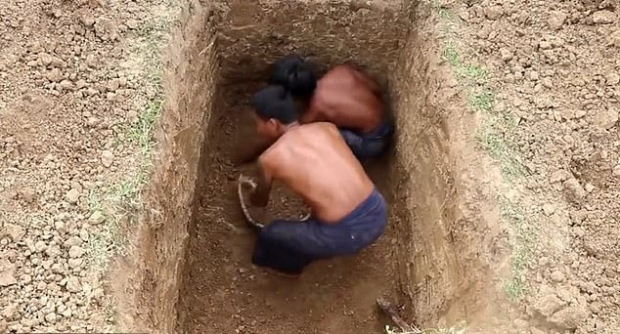 뾰족한 나무 막대기로 시작해 순식간에 큰 구덩이를 파낸 두 사람.