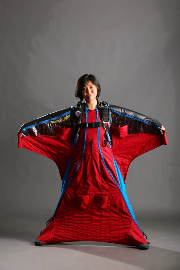 중국의 스카이다이빙 전문가 위 인(32)