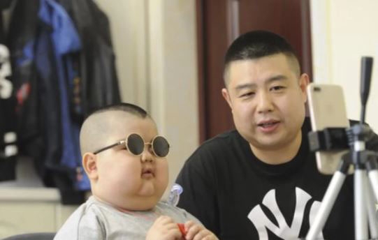 아빠의 도움을 받아 인터넷 생방송 중인 모습.