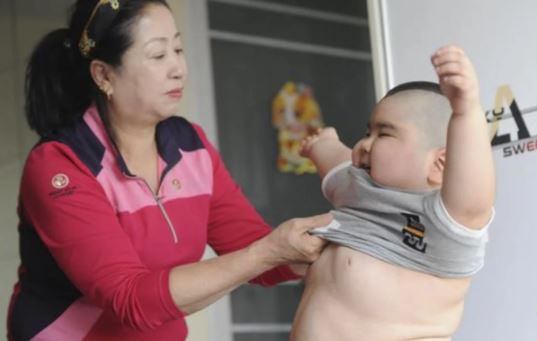 유치원을 갈 수 없는 꼬마는 인터넷을 통해 사람들과 친구가 되었다.