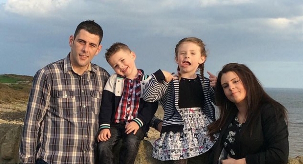 아빠와 함께 찍은 예전 가족사진.