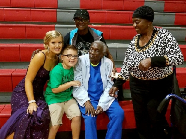 브래디 누나 그레이스의 학교 행사를 찾은 시올라 할머니와 할머니의 딸들.