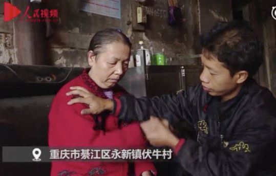 청소부 일을 하게 된 왕씨가 굳은 어머니의 몸을 마사지 해드리고 있다.