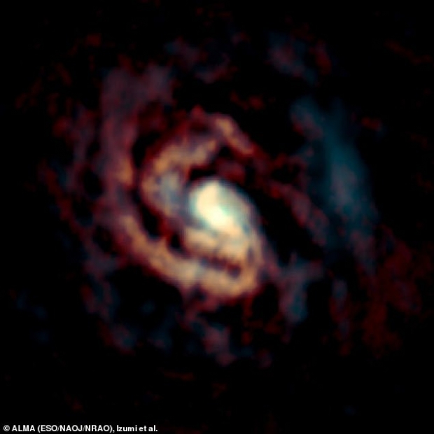 알마 망원경으로 관측한 컴퍼스자리 은하의 중심부. 주황색은 일산화탄소의 분포를, 하늘색은 탄소 원자의 분포를 보여준다.