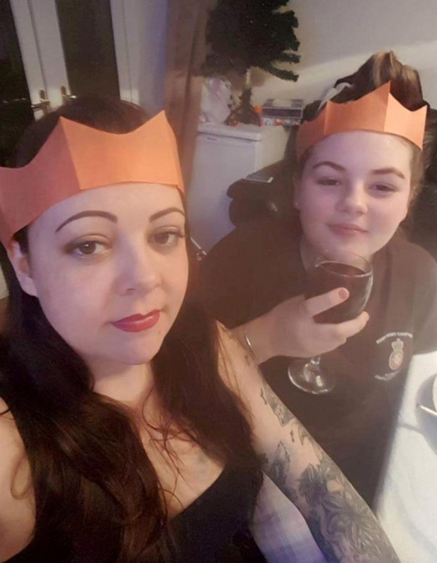 엄마는 수술과 치료를 받아 살아났고, 올 크리스마스를 딸과 함께 보낼 수 있게 됐다.