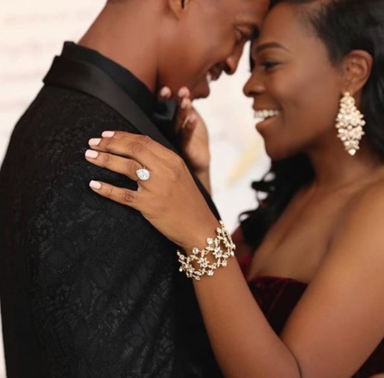 남친의 프러포즈에 여자친구는 물방울 모양의 다이아몬드 반지를 골랐다.