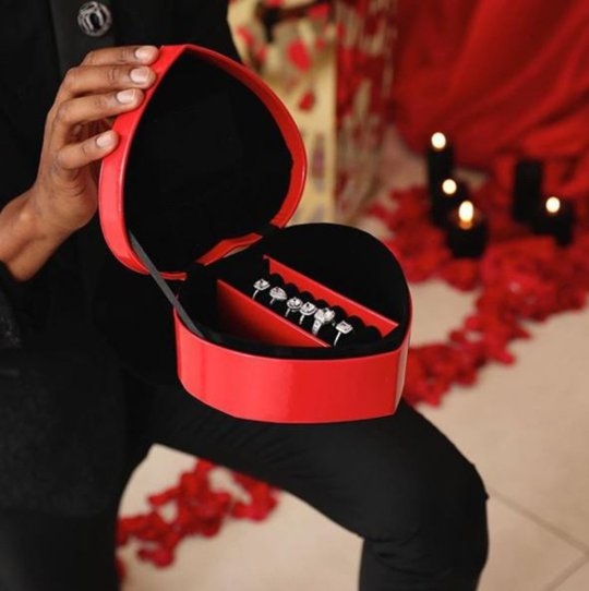 반지함에 든 여섯 개의 약혼 반지.