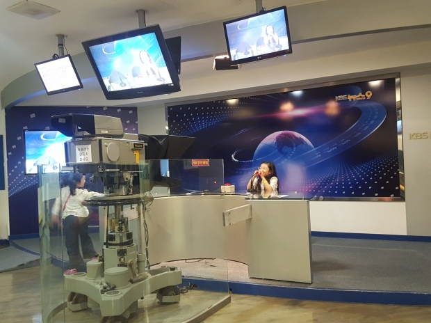KBS온에서는 어린이들이 직접 참여할 수 있는 가상 스튜디어가 있어 방문의 재미를 더한다