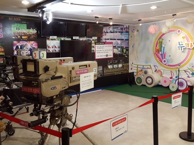 실제 프로그램에 촬영되었던 무대 디자인 및 카메라들이 현장감을 살려 보존되고 있다