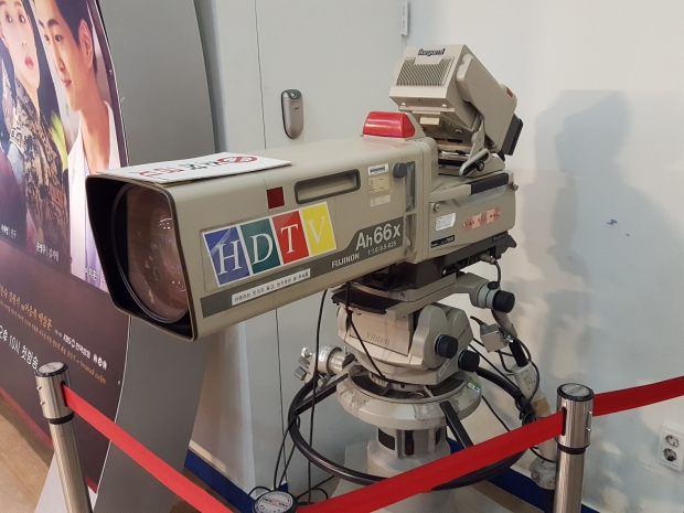 방송국 개국 초기에 사용되던 방송 카메라 및 각종 장비들도 잘 전시되어 있다