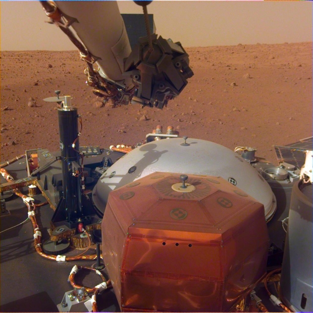 화성에 도착해 로봇팔을 가동한 인사이트 호가 최근 전송한 사진(출처=NASA)