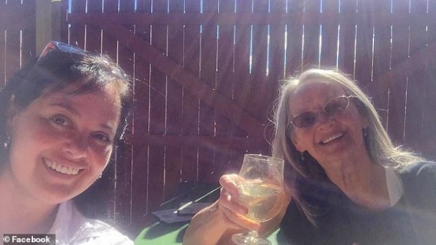 코니 몰트루프는 지난해 크리스마스 때 딸 보니 체이스에게 DNA 검사 키트를 선물 받았다.