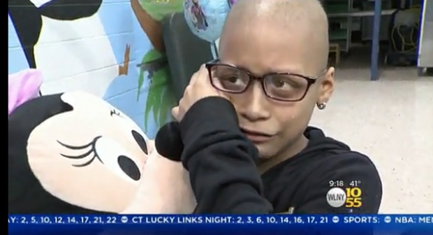 디즈니월드에 갈 수 있다는 소식을 접한 뒤 감동의 눈물을 흘리는 암투병 소녀