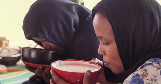 매력적인 몸매를 가지기 위해 하루 1만 칼로리 이상을 섭취하는 아프리카 10대 소녀들