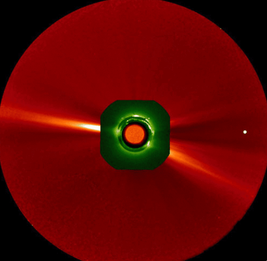 NASA의 또 다른 태양탐사선인 스테레오A가 태양 가까이에서 미션을 수행하는 파커태양탐사선(움직이는 하얀색 점)을 촬영한 모습(NASA)