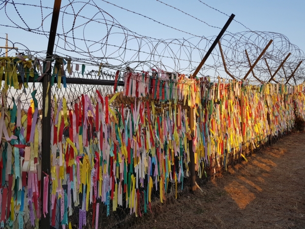 파주에 위치한 임진각에는 수많은 실향민들의 한과 염원이 담긴 리본들이 철조망에 묶여져 있다