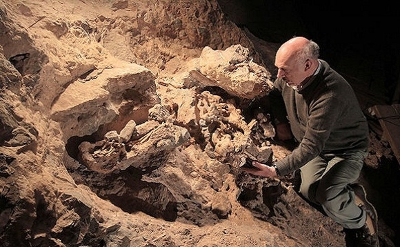 스터크폰테인 동굴에서 발견된 ‘리틀 풋’과 최초 발견자인 고인류학자 로널드 클라크 박사의 모습.(사진=영국 리버풀대)