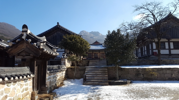 대흥사의 가람배치는 독특하여 사찰을 둘러싸고 있는 두륜산의 모든 봉우리를 끌어 안고 있다