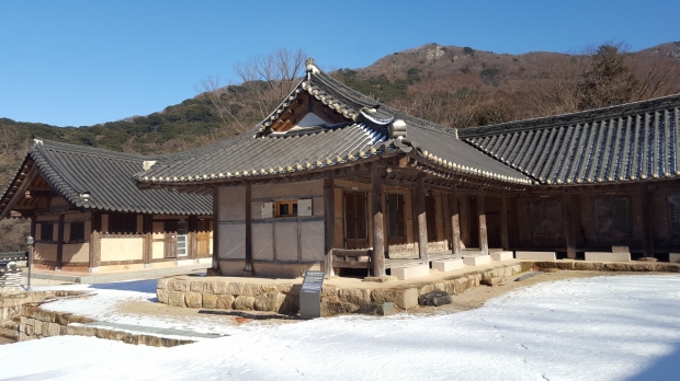 대광명전 내의 암자 끝방이 바로 문재인 대통령이 젊은 시절 머물렀던 곳이다. 사시사철 밝고 조용한 곳이다