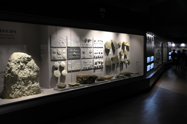 박물관에서 용암 동굴을 비롯하여 제주 특유의 지질학적 소장품들도 잘 전시되어 있다