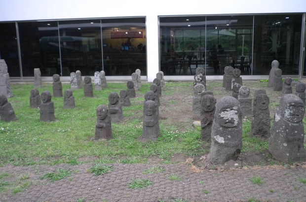 야외 전시장에는 다양한 형태의 돌로 만든 하르방들도 줄지어 서 있다