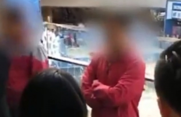 쇼핑몰에서 아이를 납치하려다 실패한 후 도망치던 남성은 아이 엄마와 행인들에게 붙잡혔다.