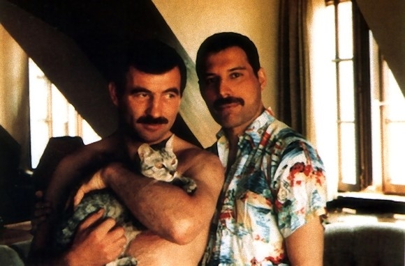 프레디 머큐리와 그의 파트너 짐 해튼, 그리고 반려묘 도로시.