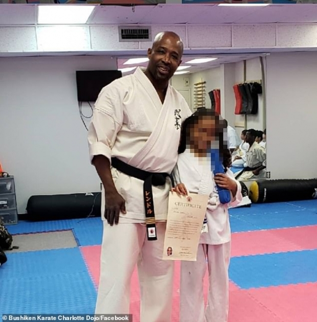 관장은 자신은 물론 도장 회원들, 그리고 여성이 다칠 것을 염려해 제대로 맞섰고 금세 윌리엄스를 쓰러뜨릴 수 있었다.