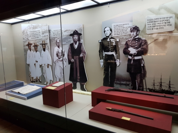 신미양요 당시 조선의 여러 문서와 더불어 당시 사용하였던 화승총 및 총기류들