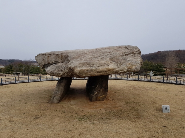 세계문화유산에 등재된 강화 지석묘. 덮개돌의 무게만 53톤에 이른다
