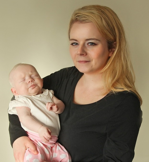 섀넌 코나티와 알비노로 태어난 그녀의 딸 아바 케인.