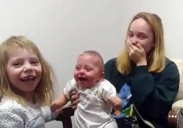 미숙아로 태어난 스칼렛은 괴사성장염으로 청각을 상실했다.