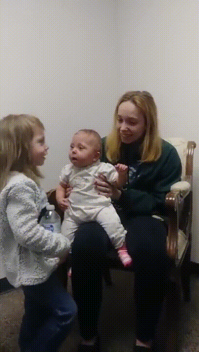 태어나 처음으로 언니 목소리를 들은 스칼렛은 까르르 웃으며 기뻐했다/캐럴 벤자민 페이스북