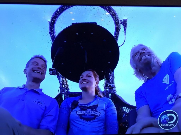 리처드 브랜슨 회장(오른쪽)은 탐사대와 함께 잠수정을 타고 블루홀 바닥까지 내려갔다.