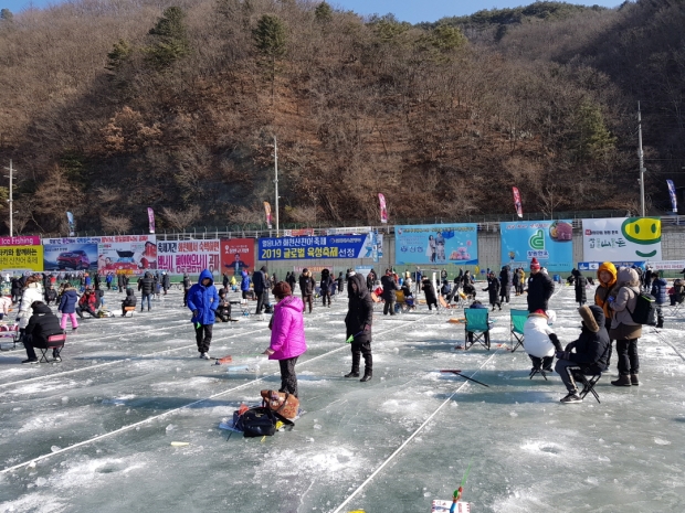 얼음 낚시 행사장 관리는 제대로 이루어지고 있다. 특히 마을 어르신들이 행사요원이어서 축제가 큰 잡음없이 잘 흘러간다