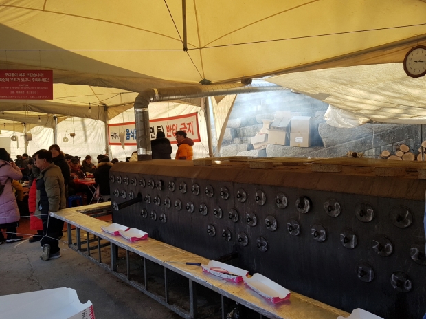 한 번에 100마리 이상도 구울 수 있는 구이틀. 자신이 잡은 산천어를 구워 먹을 수 있다