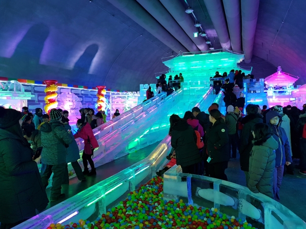 실내 얼음 조각전시장. 아이들이 가장 좋아하는 장소다. 어린 자녀가 있다면 방문 적극 추천!