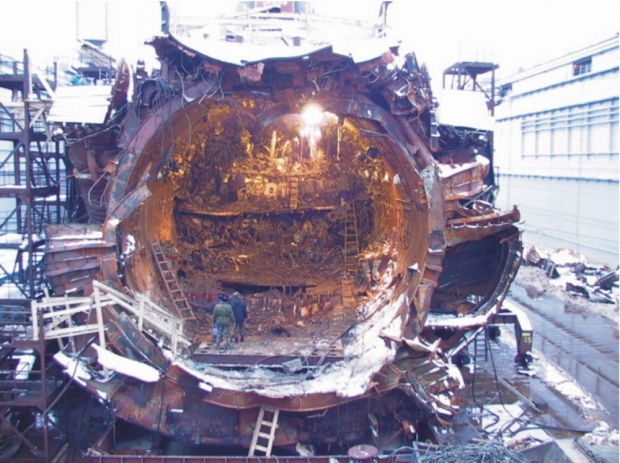 러시아 북해 함대의 자랑이었던 쿠르스크호는 연습용 어뢰가 폭발하면서 아수라장이 되었고 뒤이어 어뢰가 연달아 터지면서 결국 침몰하게 된다 (사진=러시아 국방부)